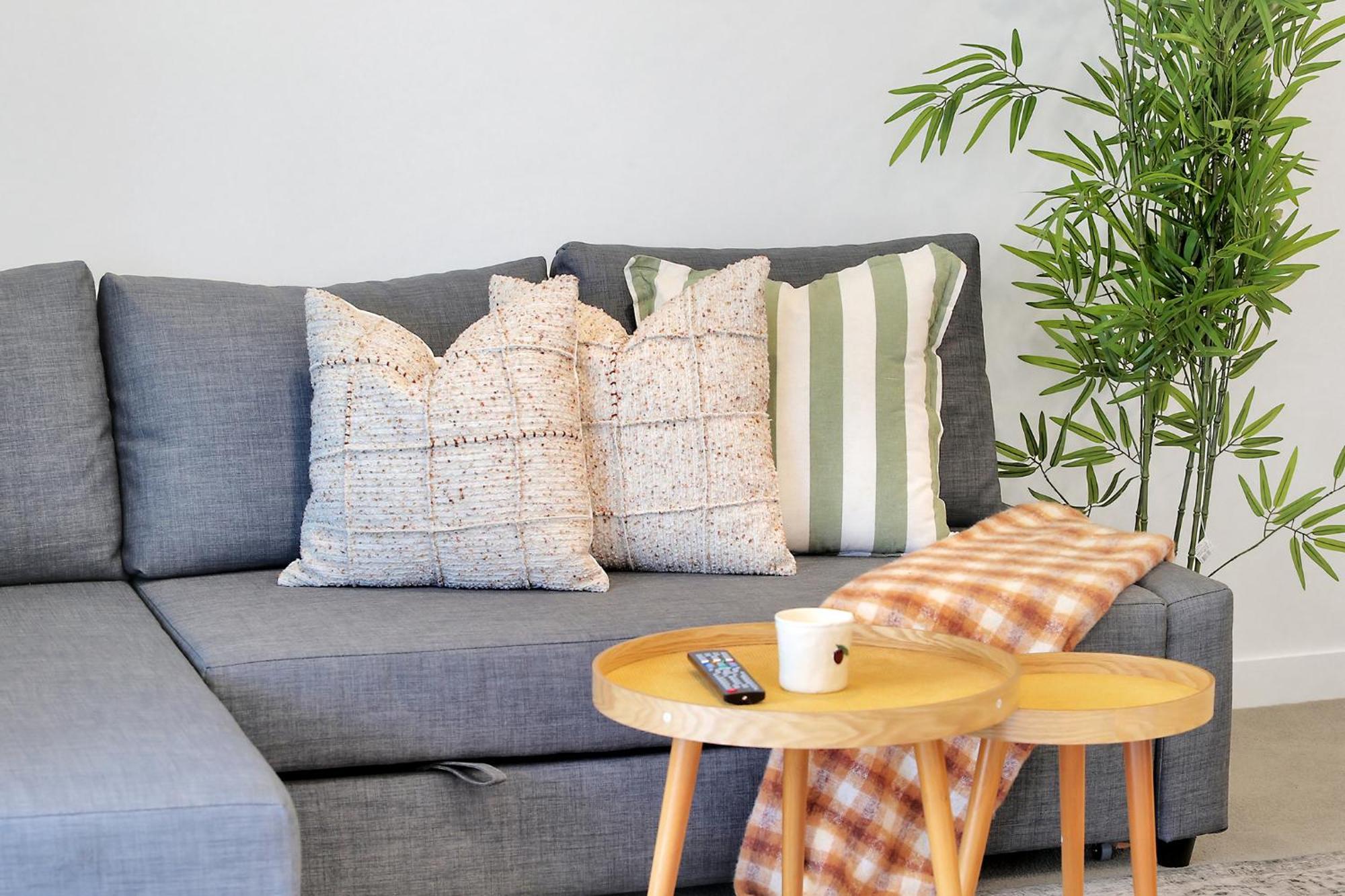 Riverside Modern Living 2b2b With Parking *