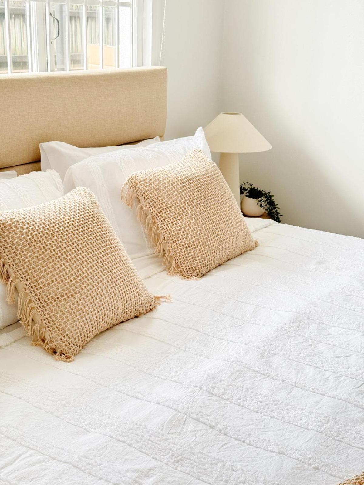 Cbd - 2br - Sleeps 6 - Snacks Wifi - Parking Apartment