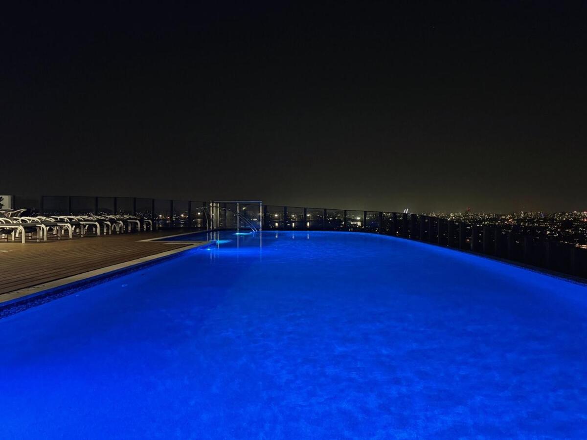 Riverside Modern Living 2b2b With Parking Apartment