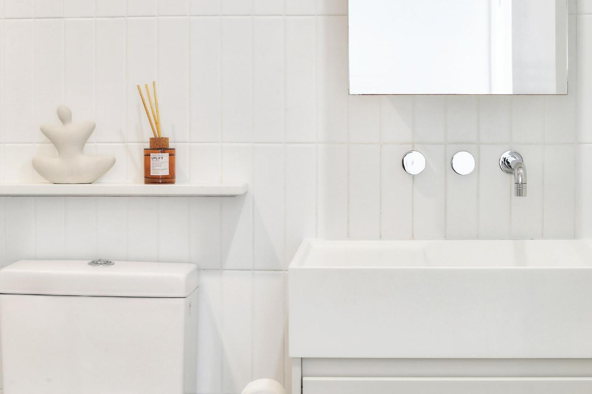 Toowong Cozy 2b2b Retreat With Balcony And Parking