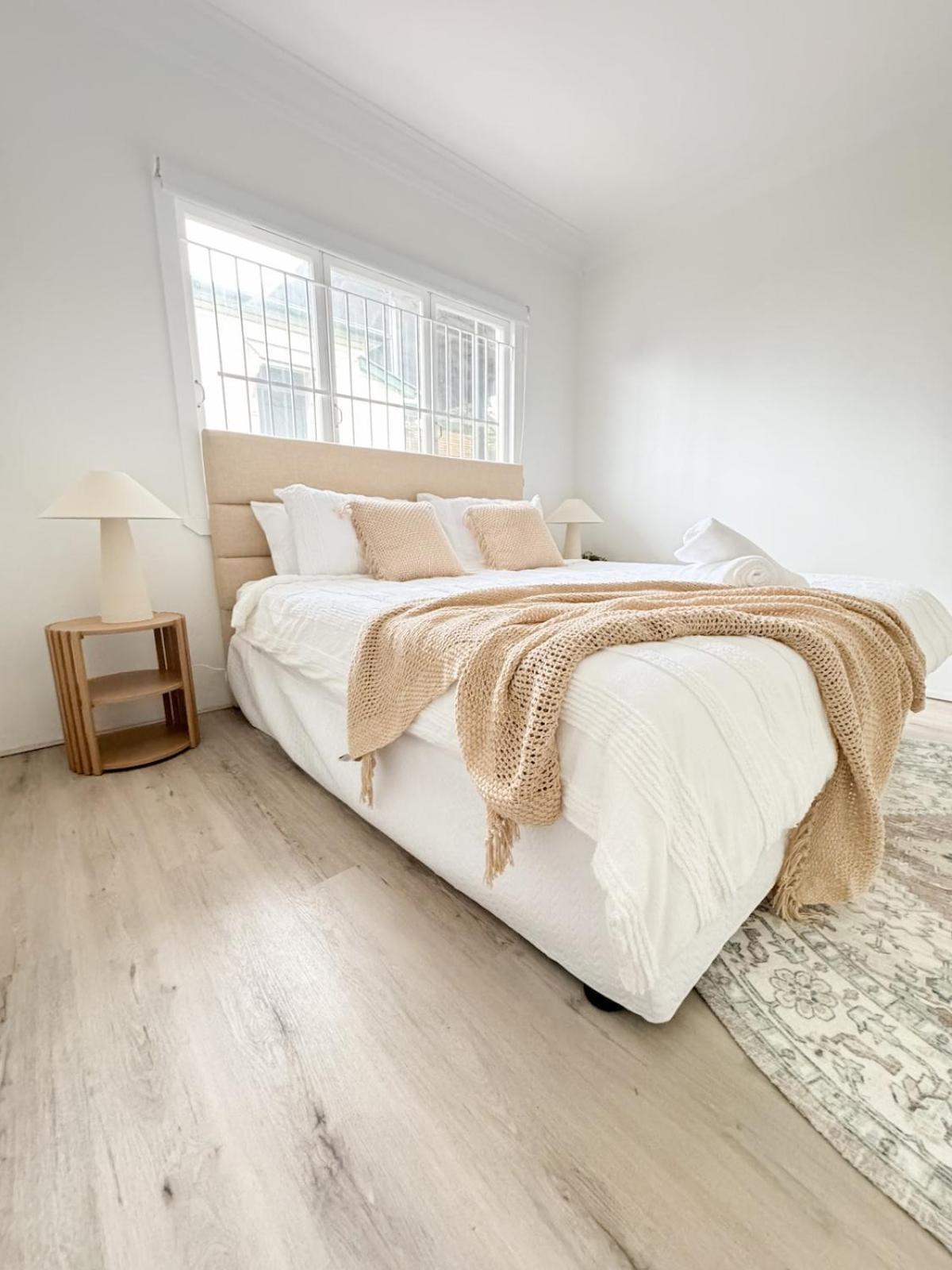 Cbd - 2br - Sleeps 6 - Snacks Wifi - Parking Apartment *