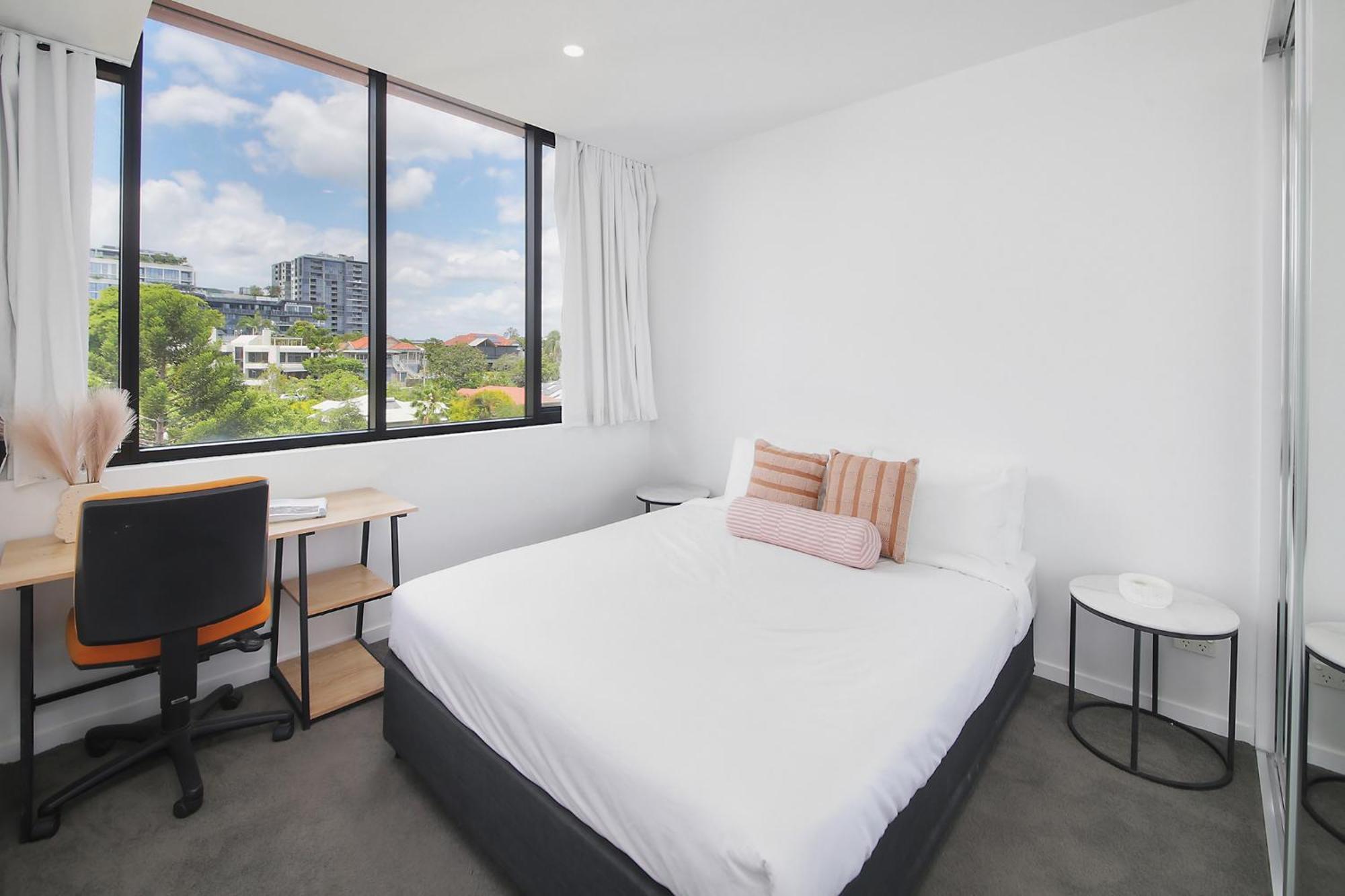 Toowong Cozy 2b2b Retreat With Balcony And Parking Brisbane