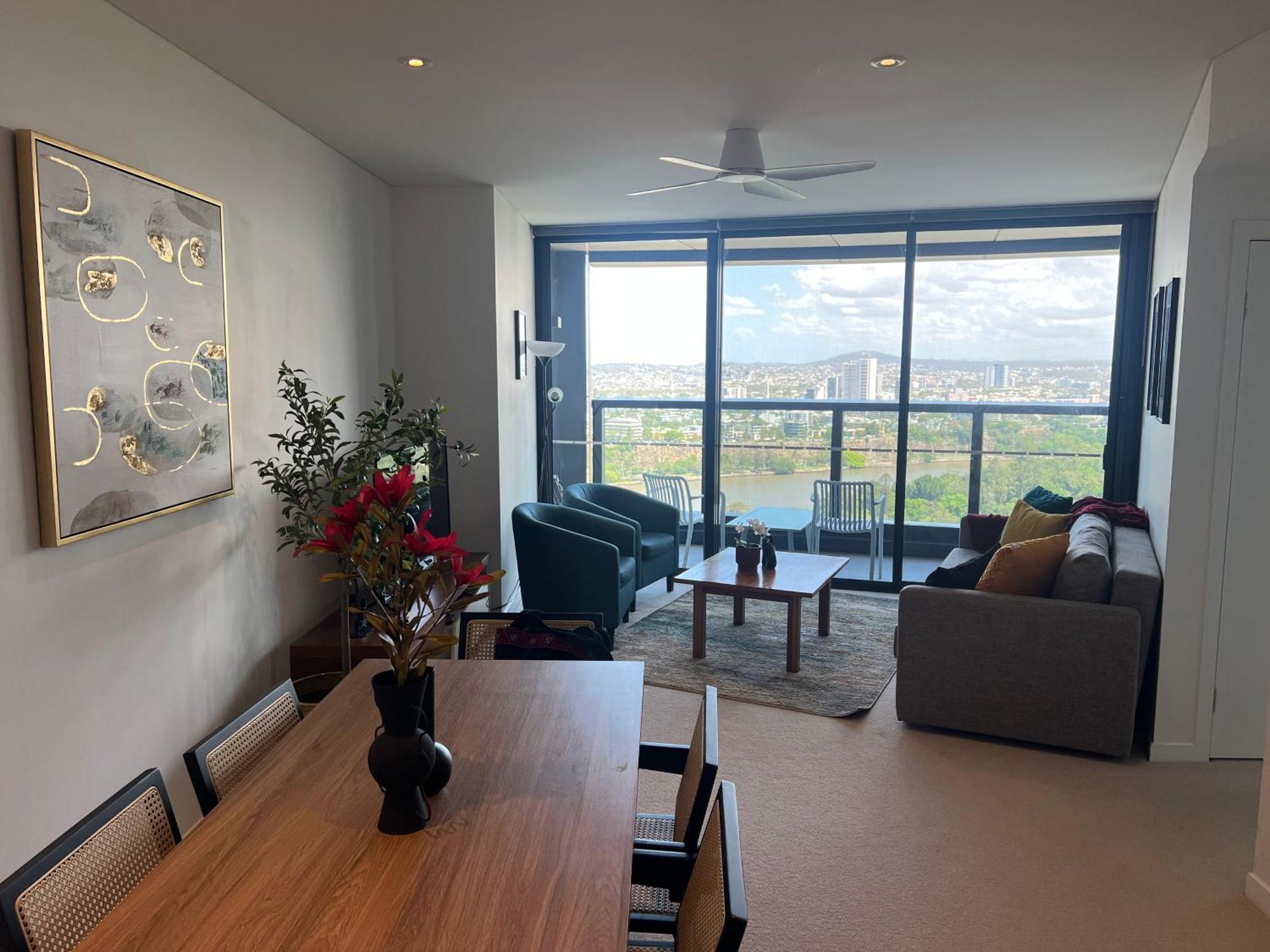 Once Upon A View With Balcony Pool And Parking Level 33 Apartment Brisbane