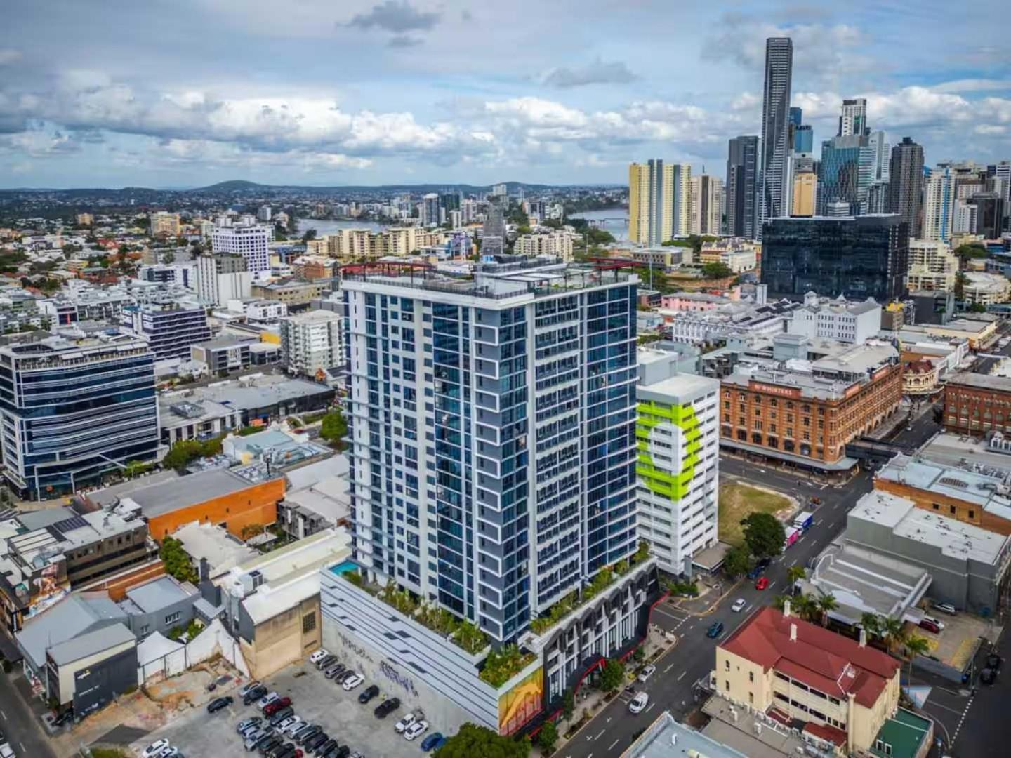 Modern 2br - Views & Pool & Free Parking Apartment *