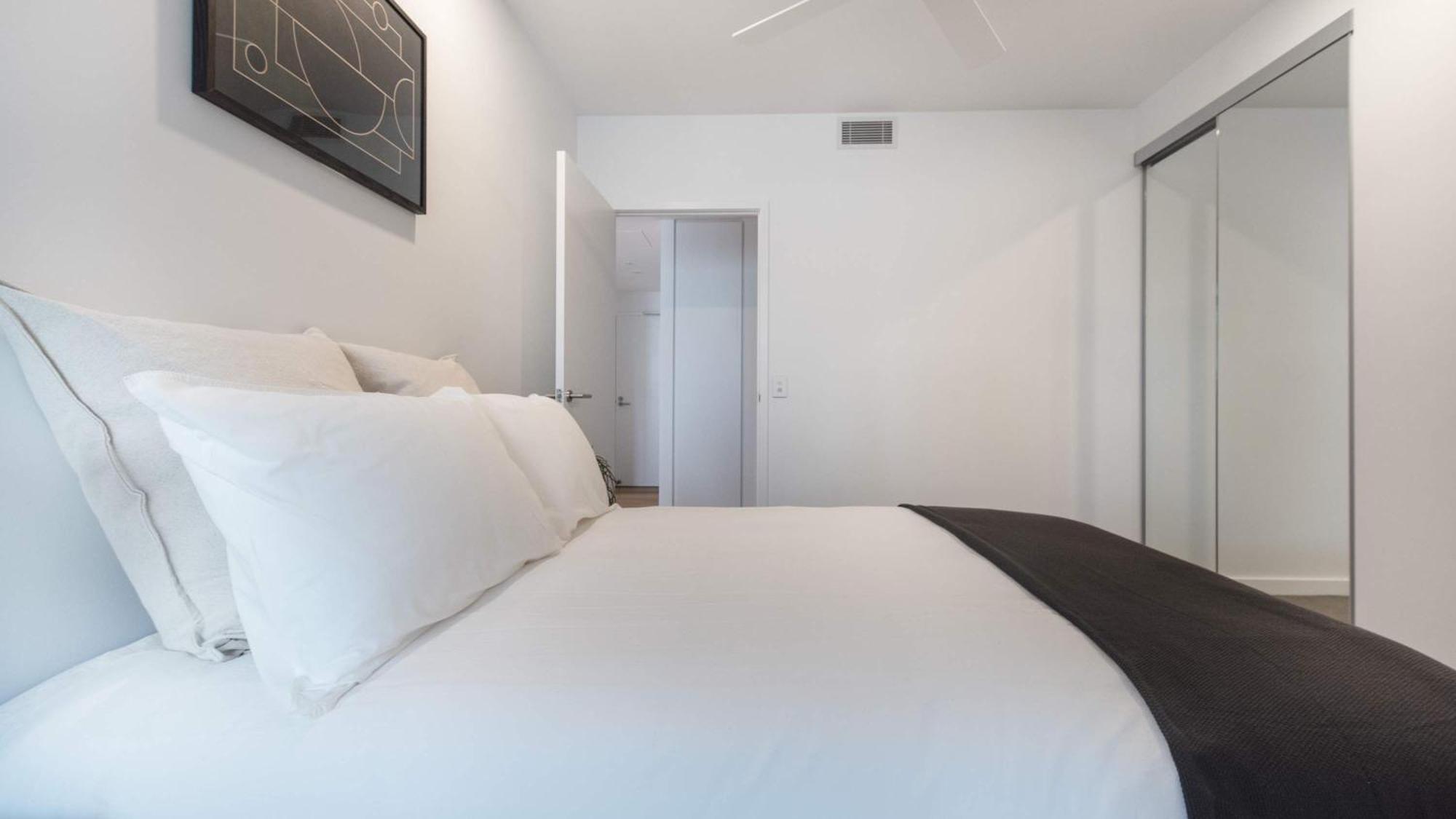 Apartment Living 2br With Pool Gym & Parking *