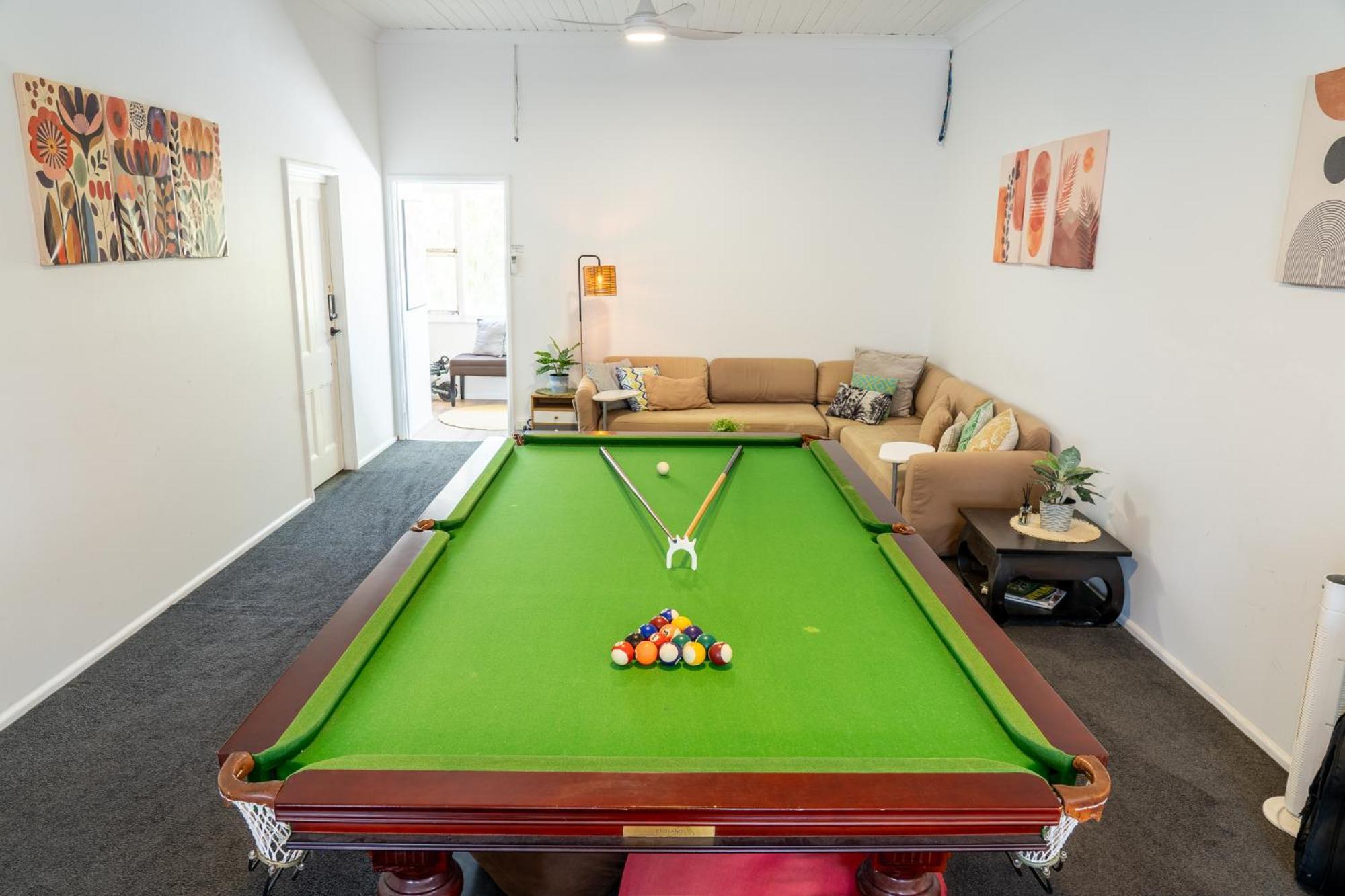 Hot Tub, Ice Bath, Gym, Sauna, Pool Table Coorparoo Haven