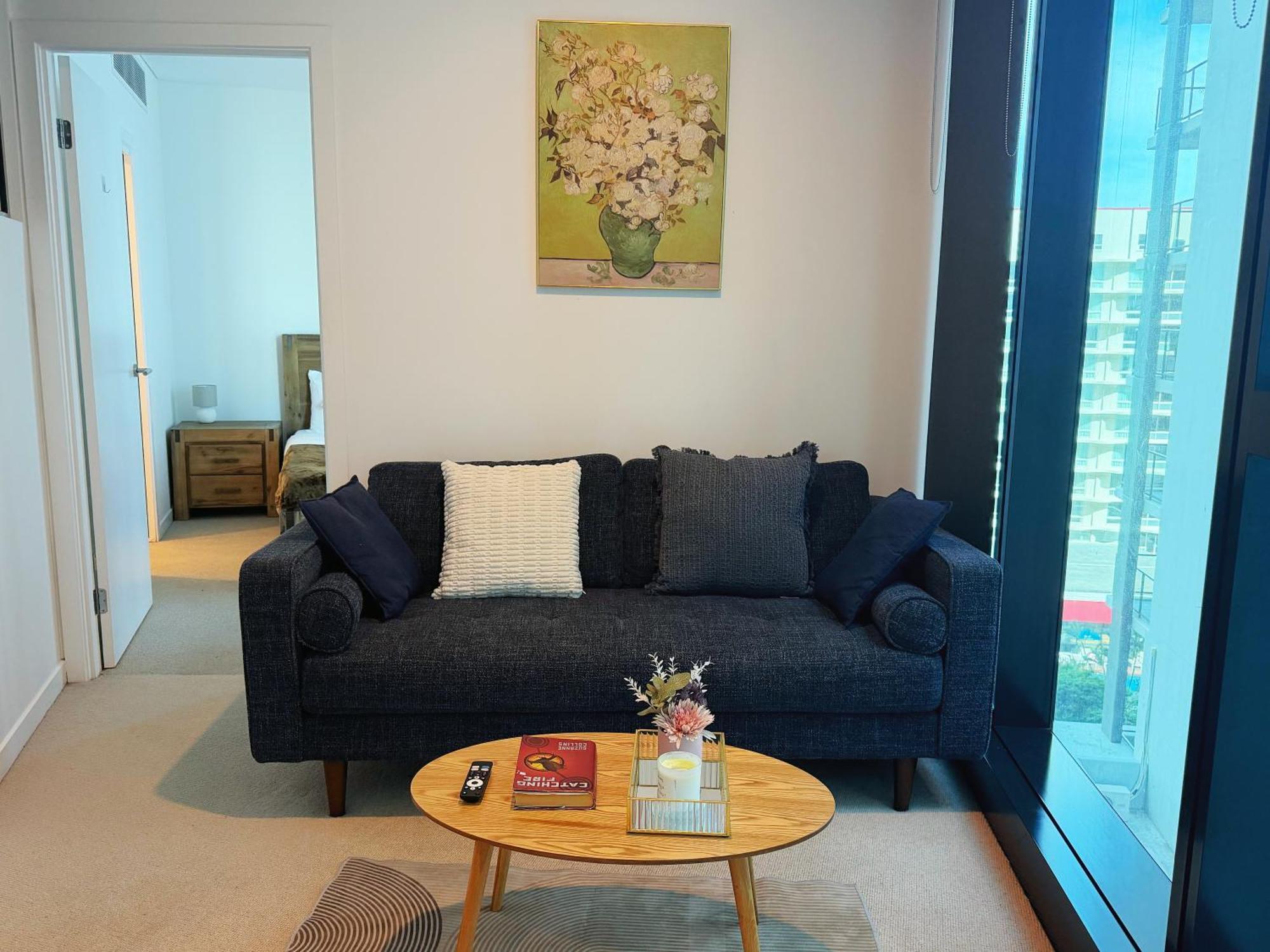 Location! Cbd 2b1b W/parking, Shared Pool,gym *