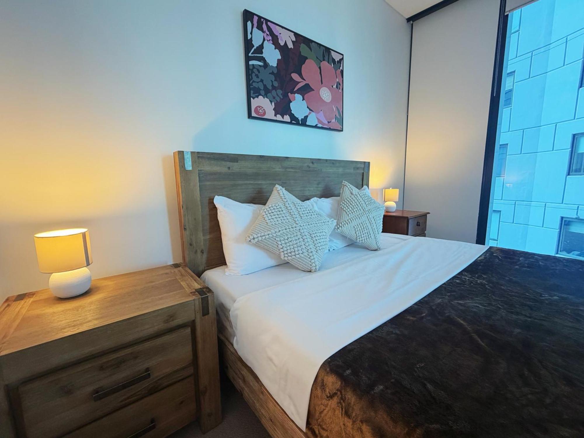 Apartment Location! Cbd 2b1b W/parking, Shared Pool,gym