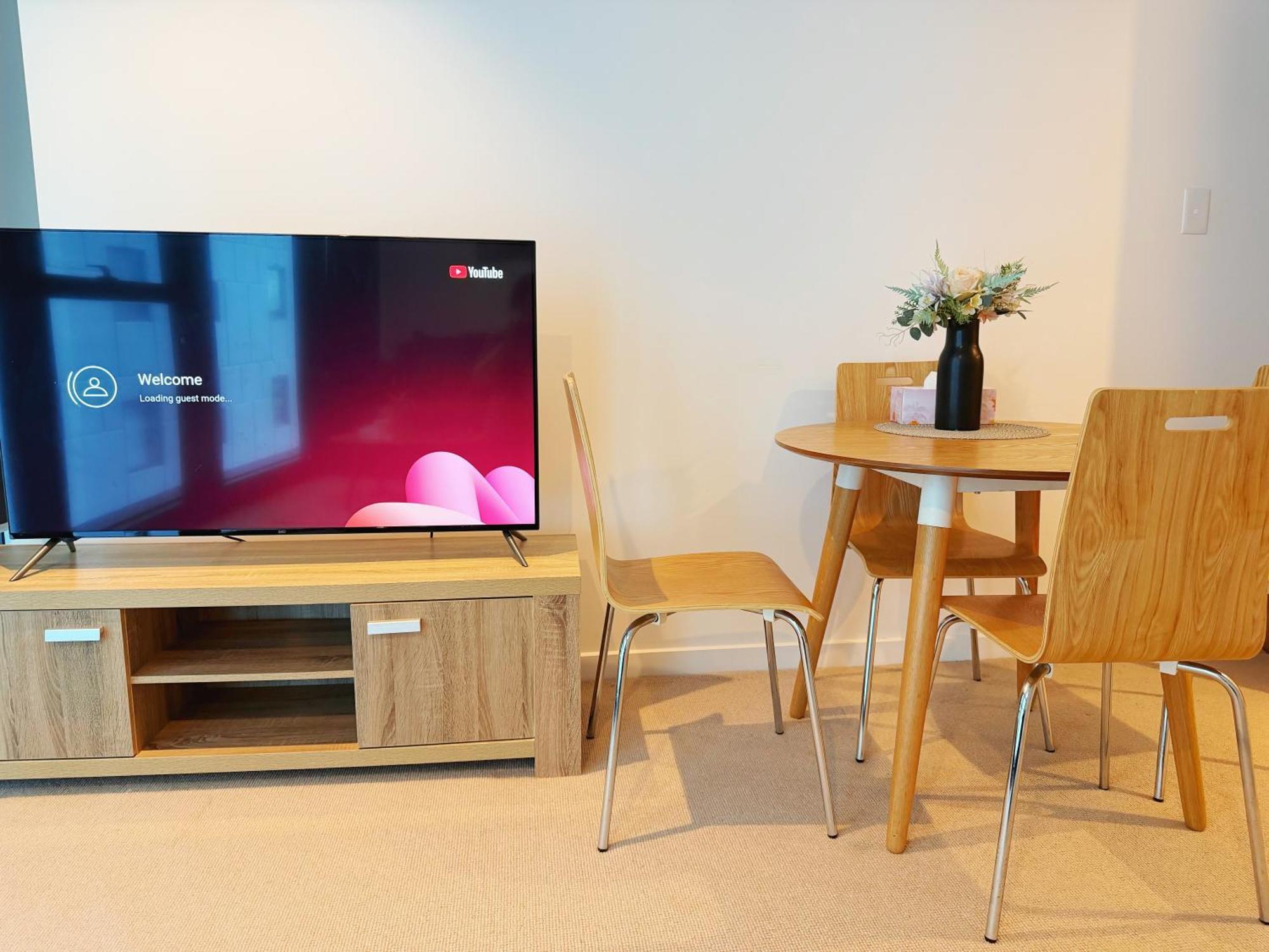 Location! Cbd 2b1b W/parking, Shared Pool,gym Apartment *