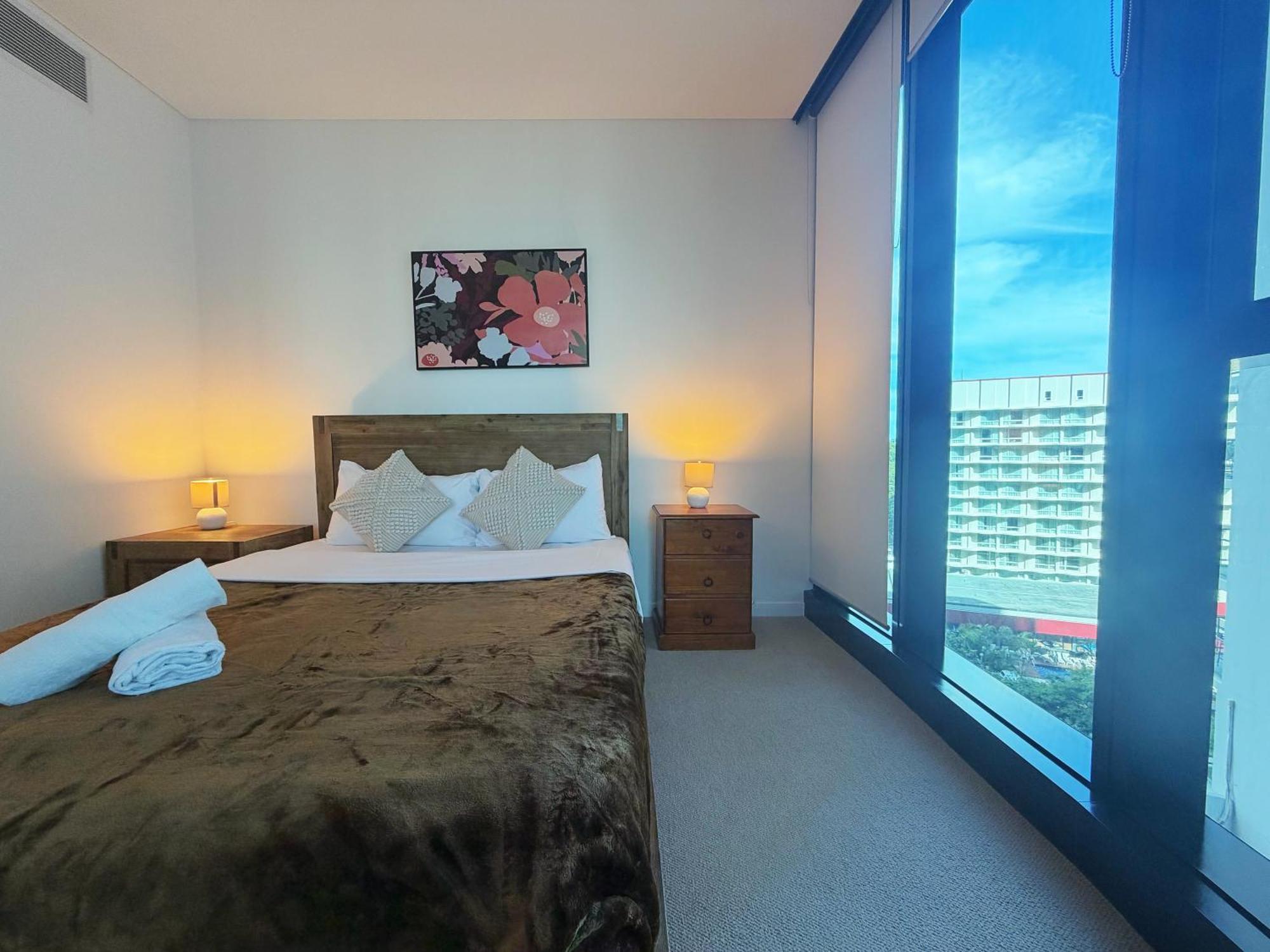 Location! Cbd 2b1b W/parking, Shared Pool,gym Apartment *