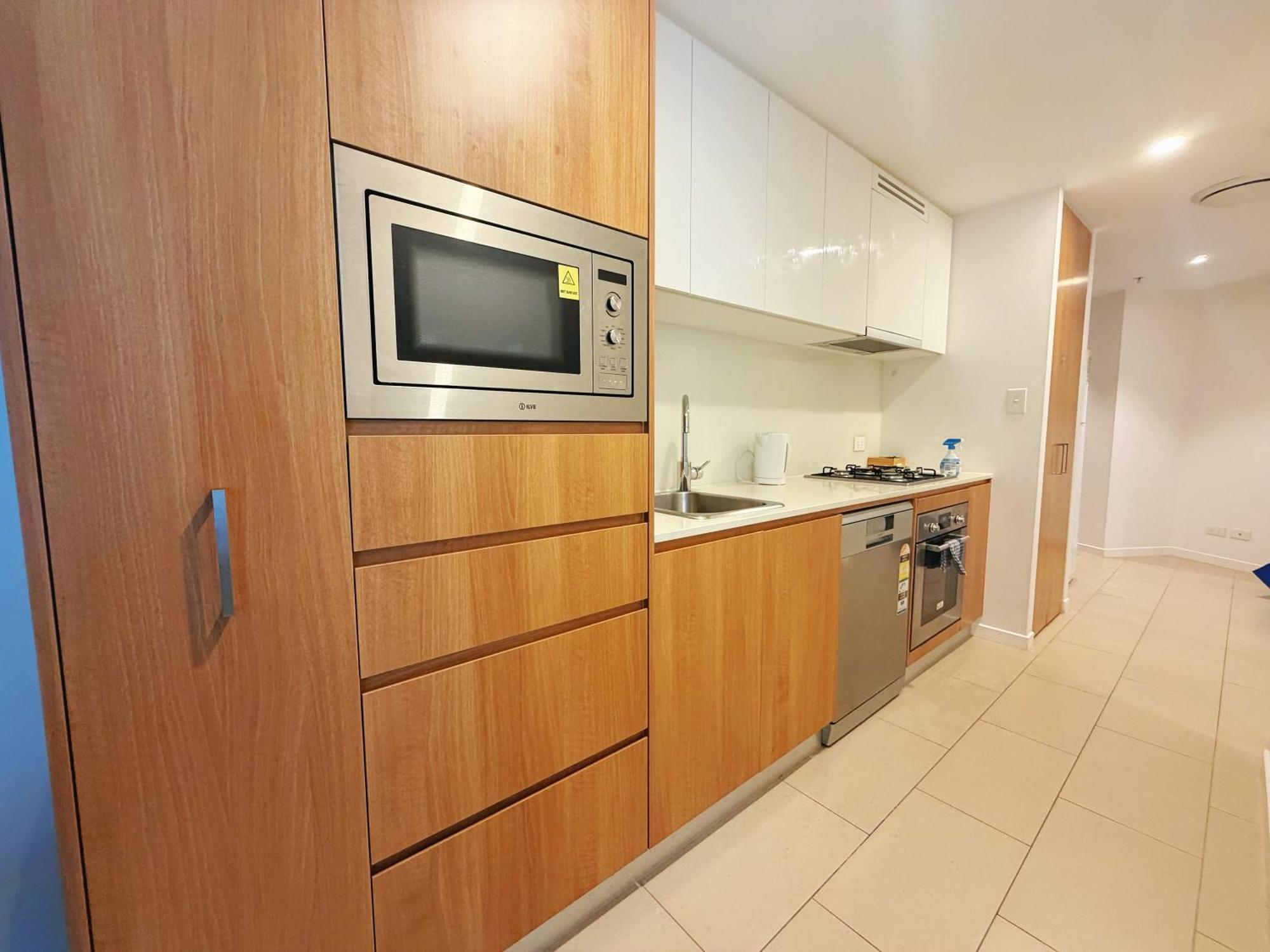 Location! Cbd 2b1b W/parking, Shared Pool,gym *