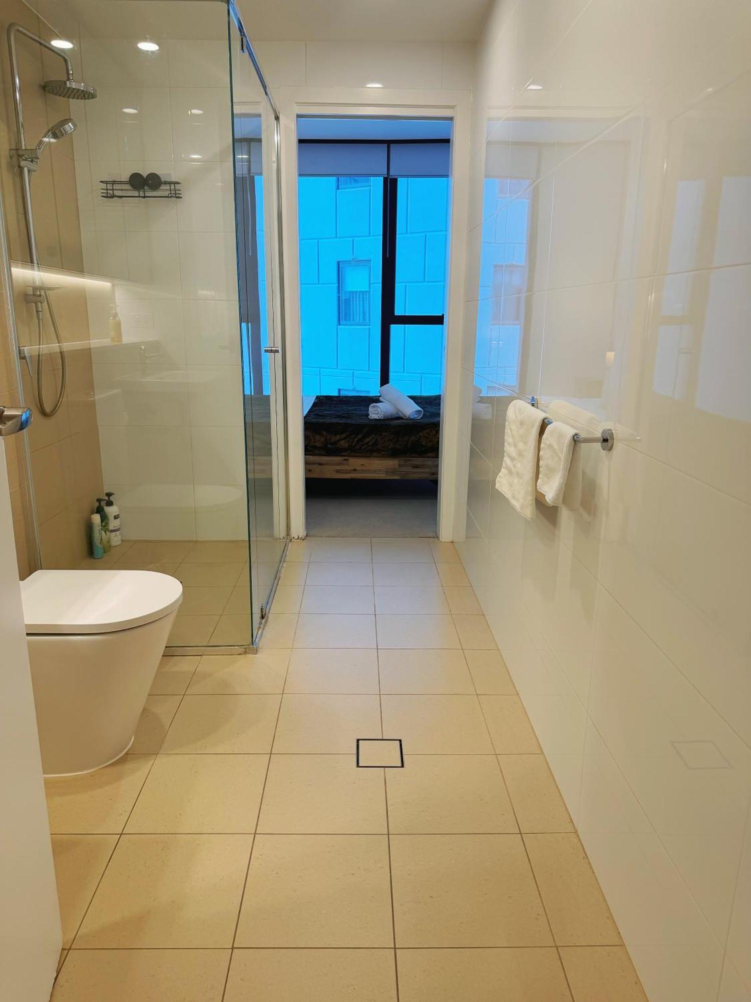 Apartment Location! Cbd 2b1b W/parking, Shared Pool,gym