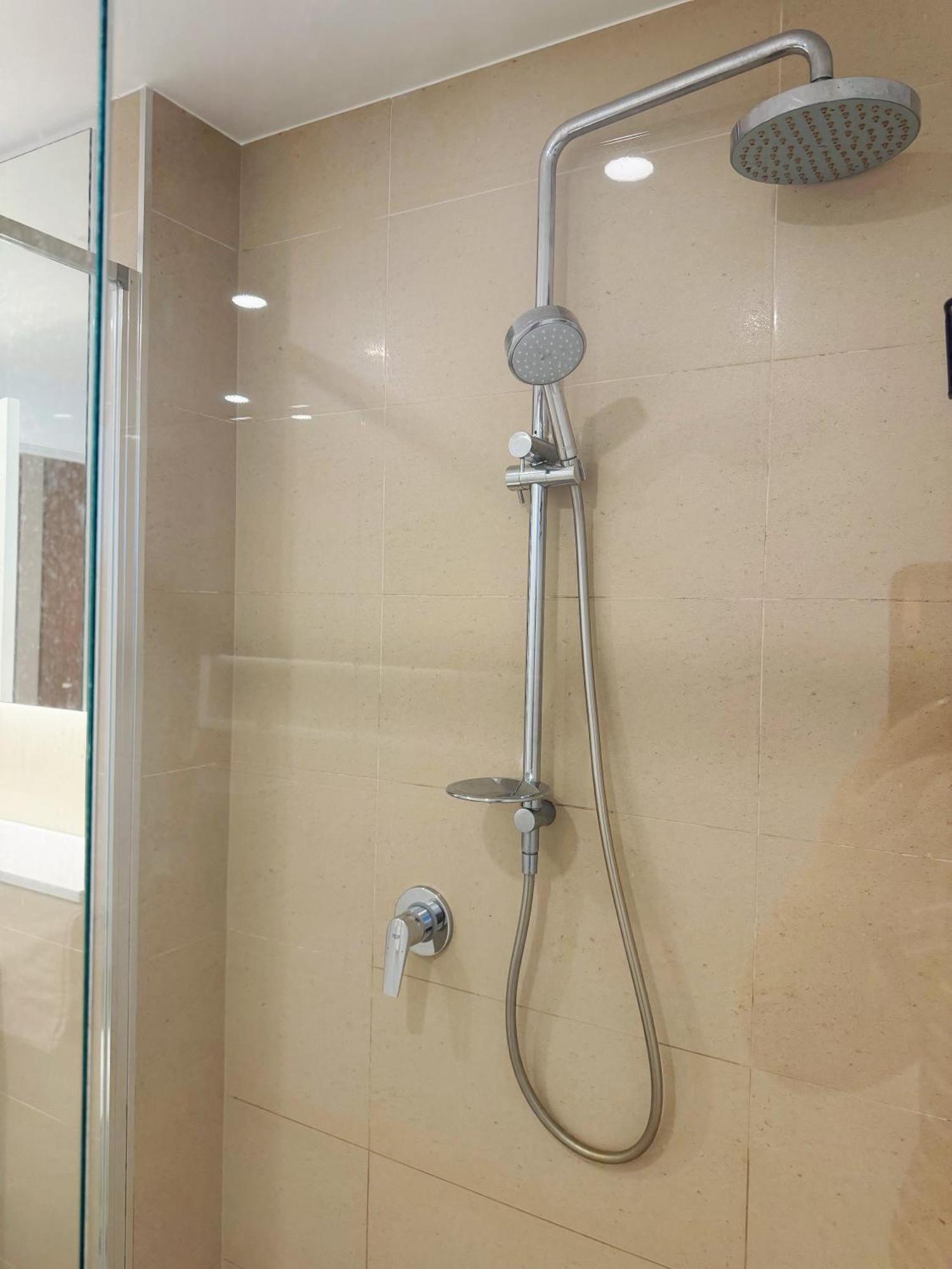 Location! Cbd 2b1b W/parking, Shared Pool,gym Brisbane