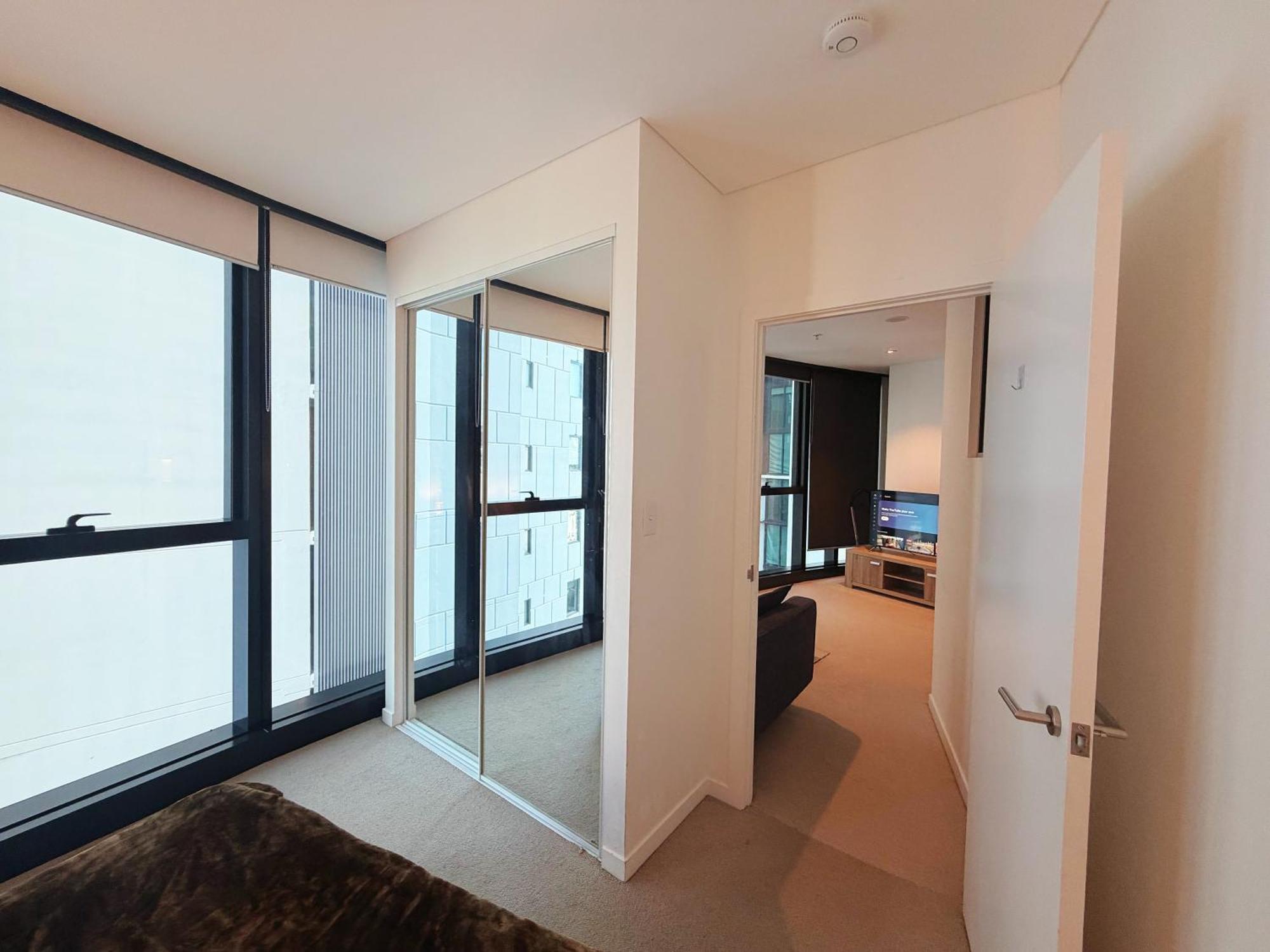 Location! Cbd 2b1b W/parking, Shared Pool,gym Apartment