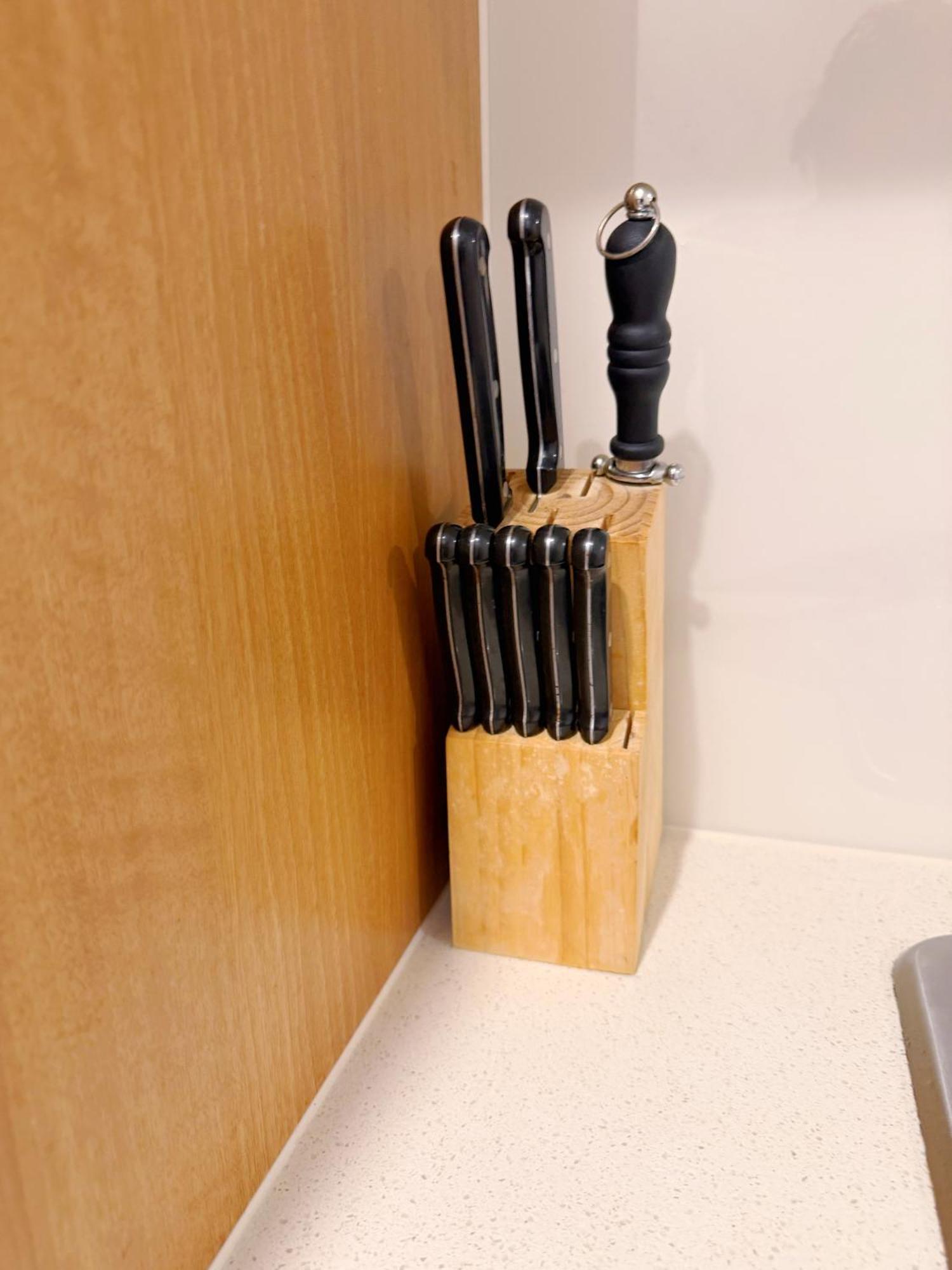 Apartment Location! Cbd 2b1b W/parking, Shared Pool,gym *