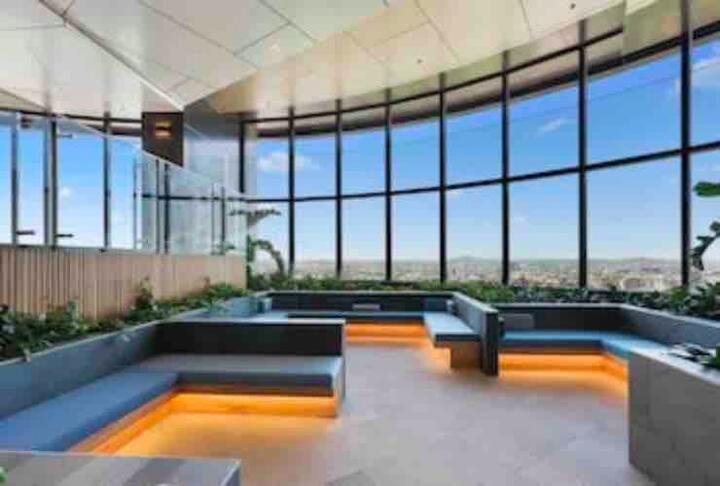 Location! Cbd 2b1b W/parking, Shared Pool,gym Apartment