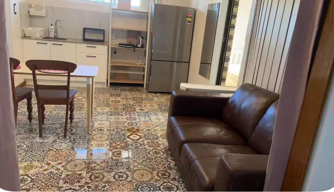 Homestay Mains Rd 带厨房卫浴泳池附属公寓m4 *