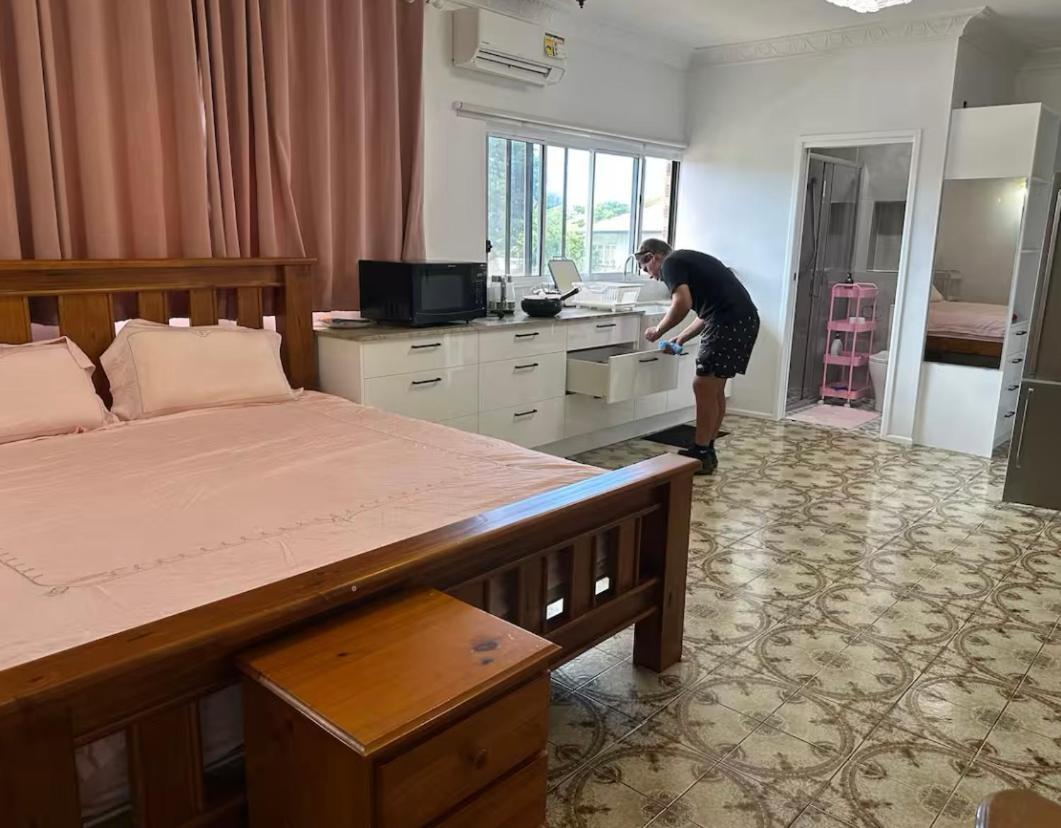 Mains Rd 超大4人带厨房卫浴办公 M1