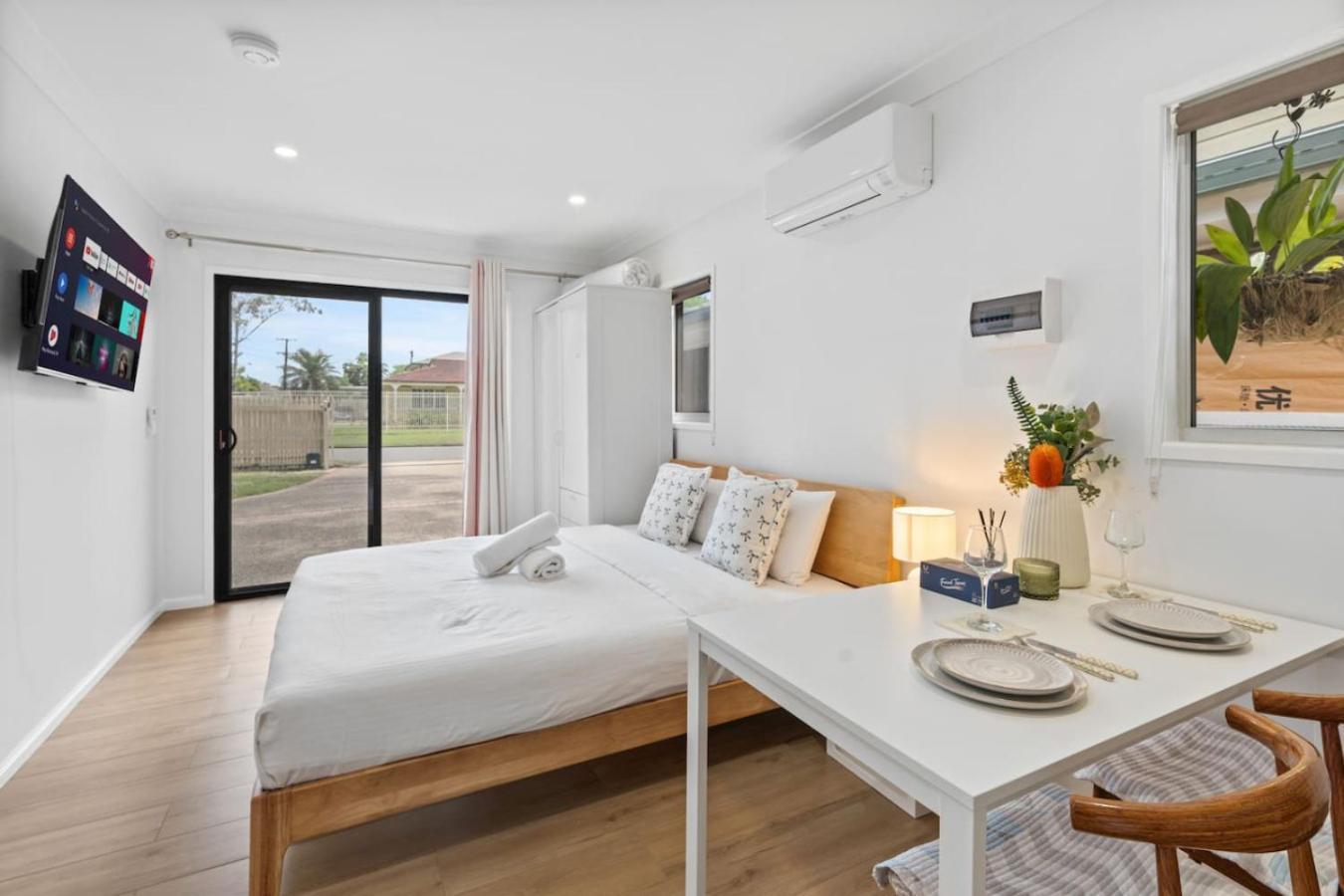 Walk To Westfield For Solo Traveler Holiday home