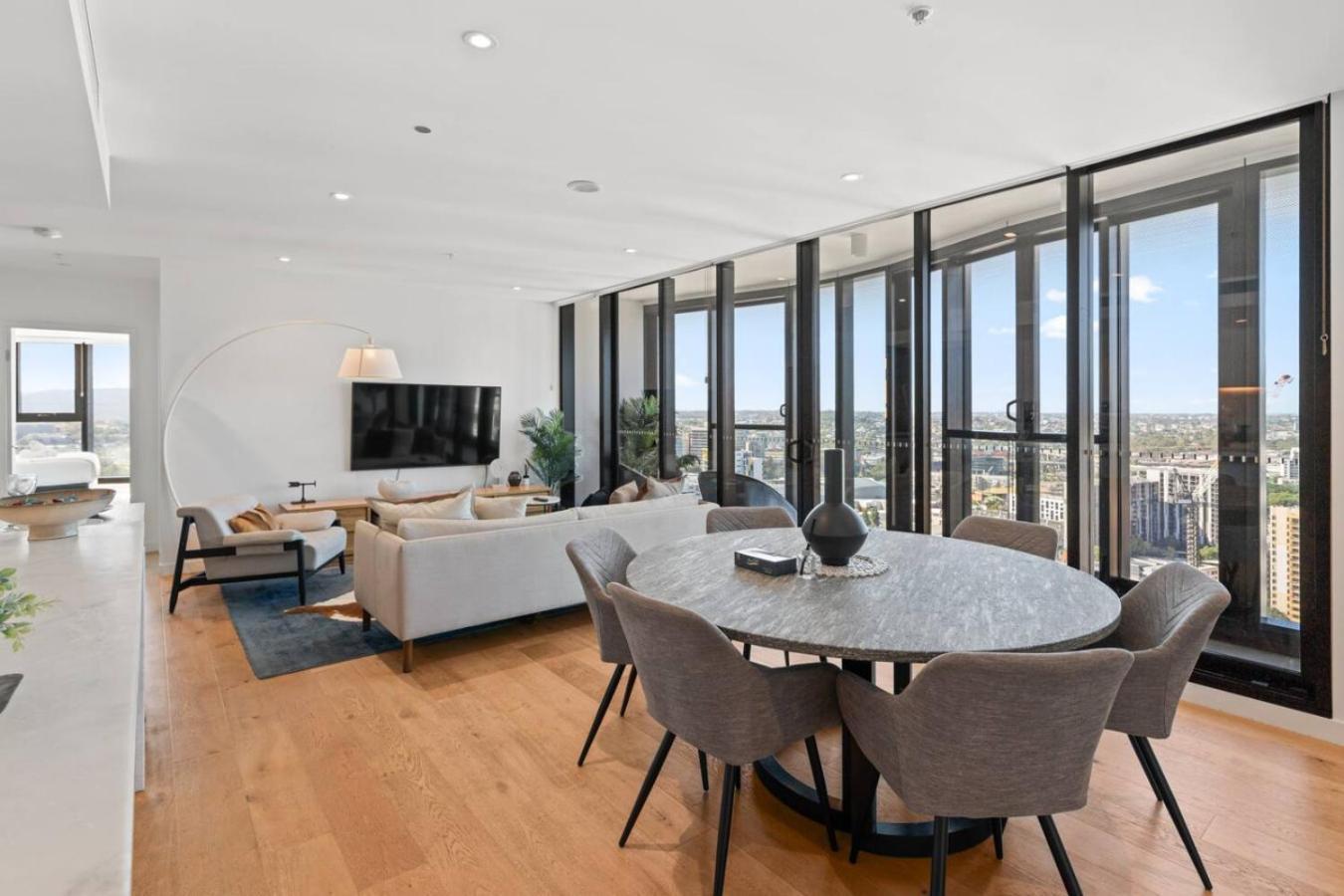 Modern Skyline 3br With Pool Gym And Tub Holiday home