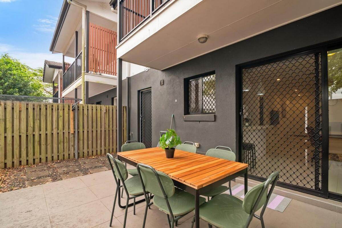 1em Abnb-style 5br, 2 Parking-patio, 5 Mins To Westfield Holiday home *