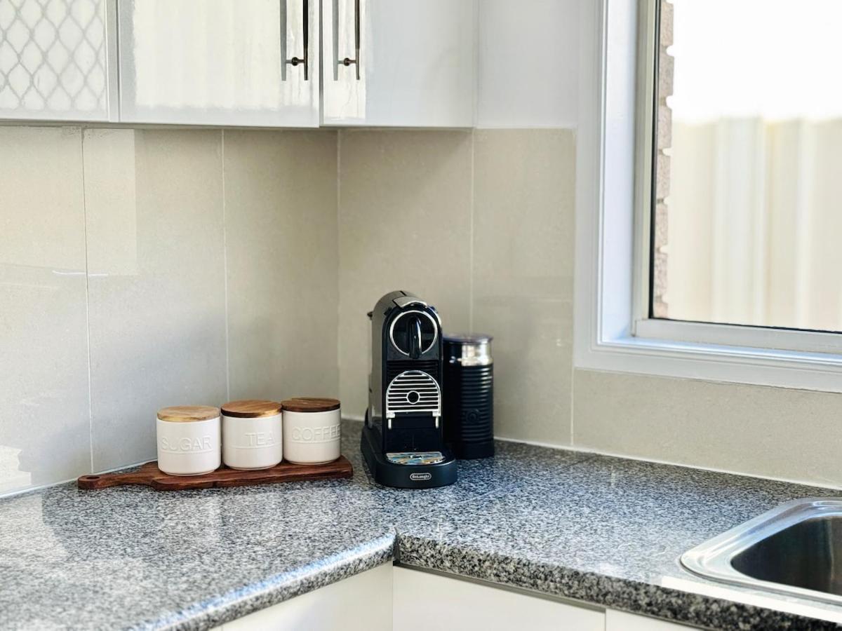 Serene 4br Family Retreat - Near Shops & Highways *