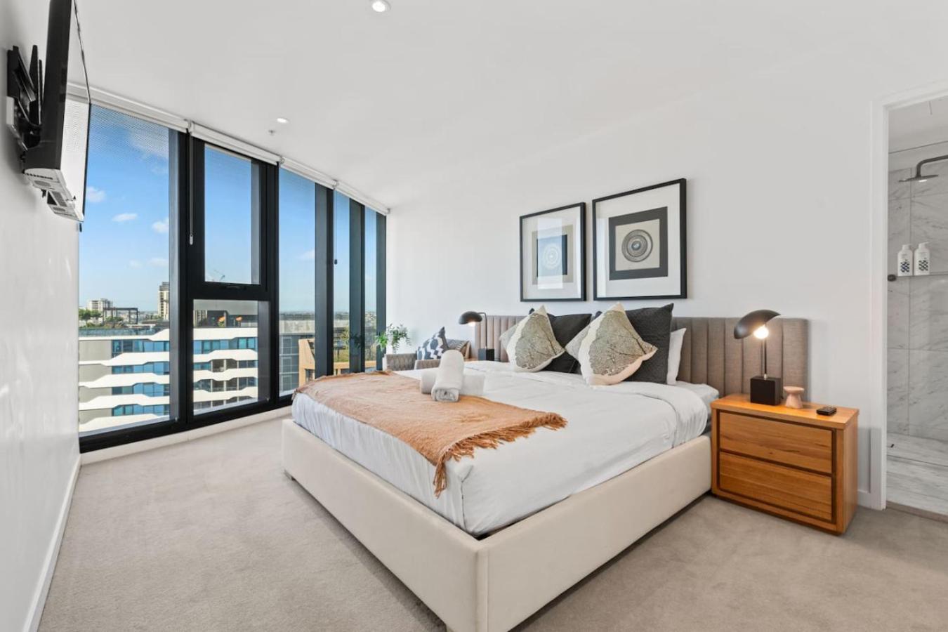 Modern Skyline 3br With Pool Gym And Tub Holiday home *