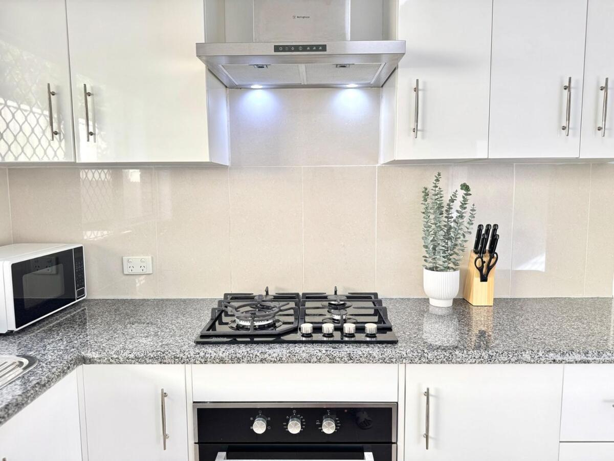 Serene 4br Family Retreat - Near Shops & Highways *