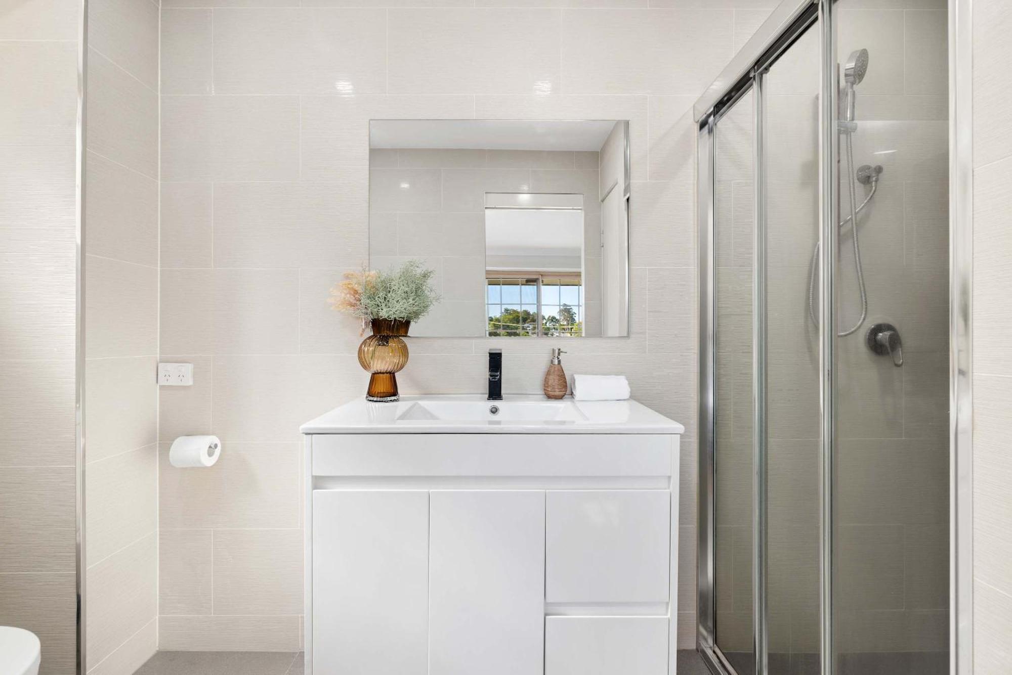 Pool & Tennis Court 3br Bright Mt Gravatt Retreat