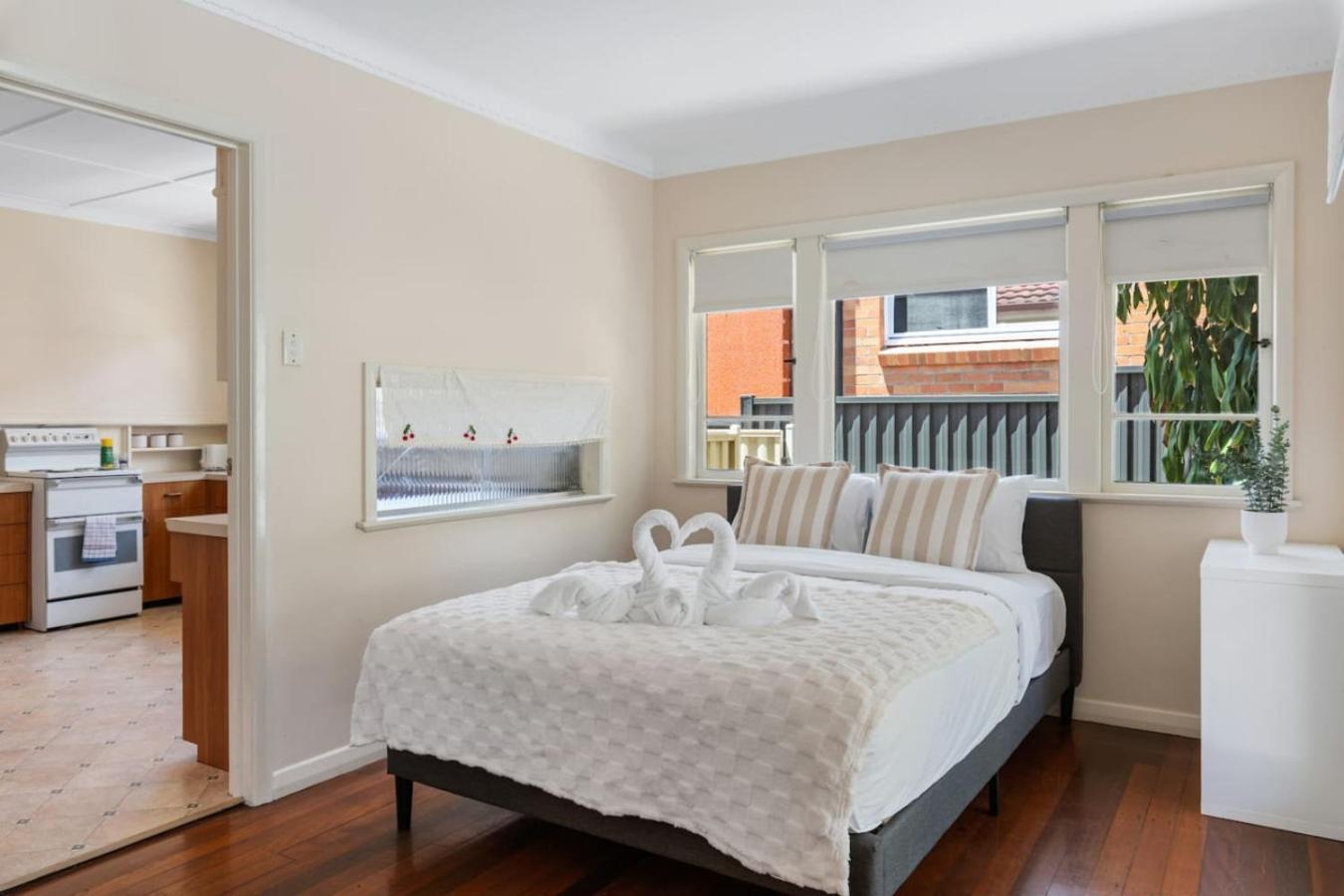 Warm And Cozy Retreat Near Shops And Transport *