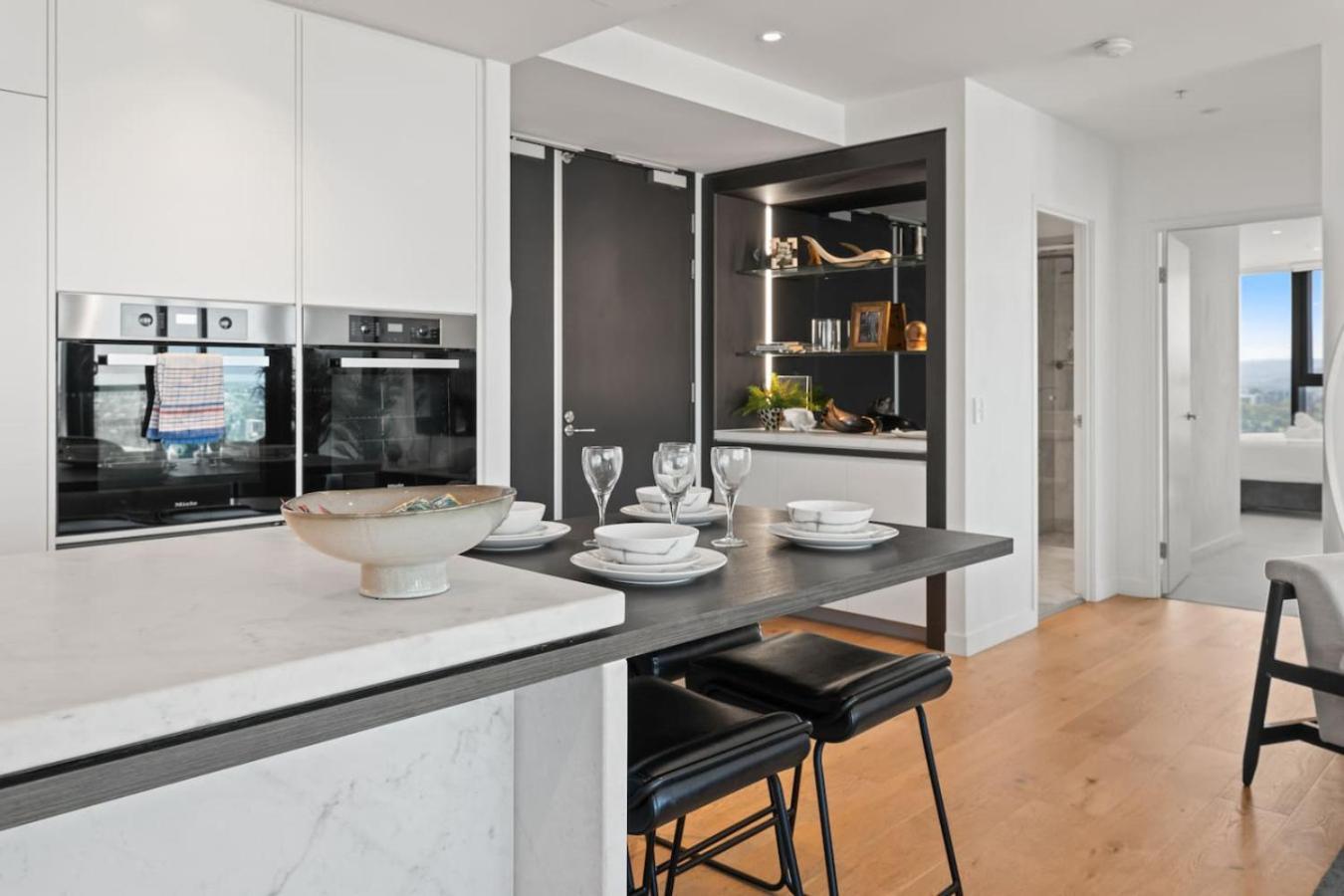 Modern Skyline 3br With Pool Gym And Tub Brisbane