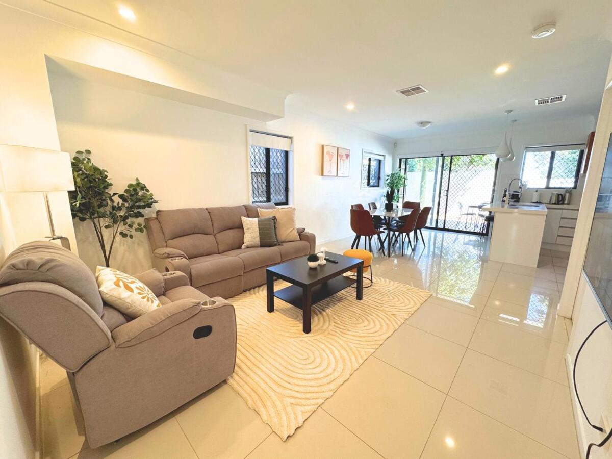 Holiday home 1em Abnb-style 5br, 2 Parking-patio, 5 Mins To Westfield