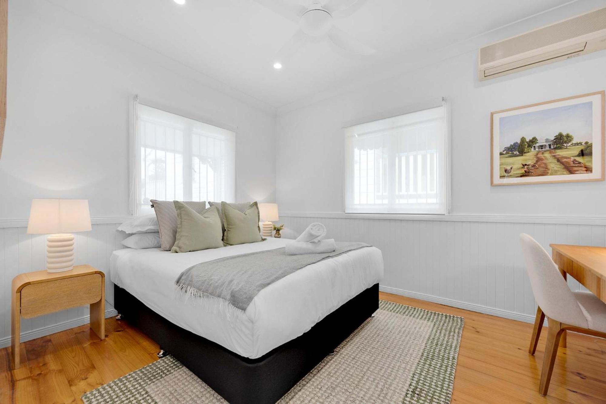 Holiday home 4 Bed Queenslander Views Walk To Suncorp Deck + Parking *