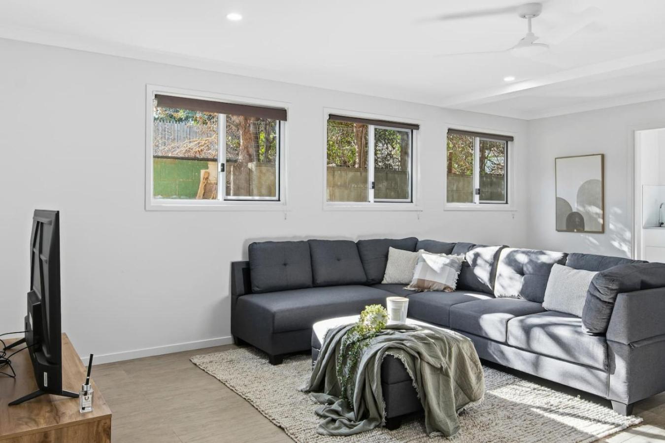 Spacious 3br In Quiet Tarragindi Location *