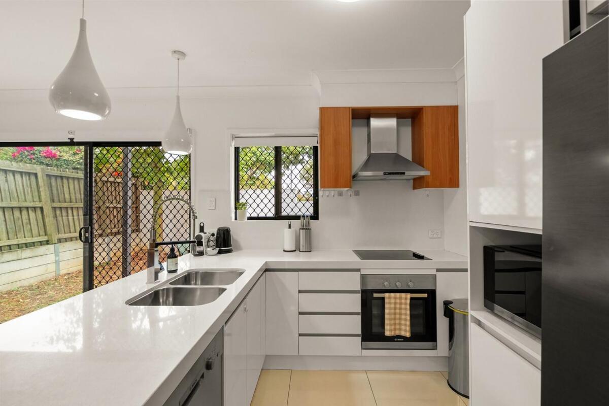 Holiday home 1em Abnb-style 5br, 2 Parking-patio, 5 Mins To Westfield Brisbane