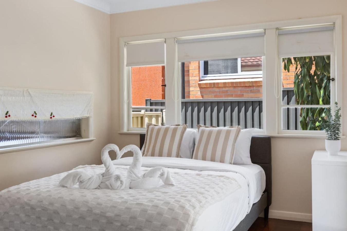 Warm And Cozy Retreat Near Shops And Transport *