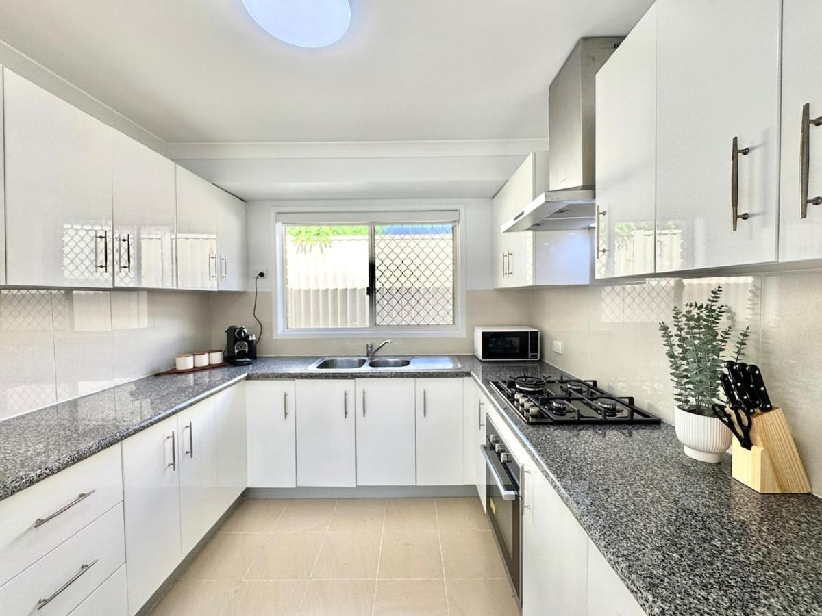 Serene 4br Family Retreat - Near Shops & Highways Holiday home