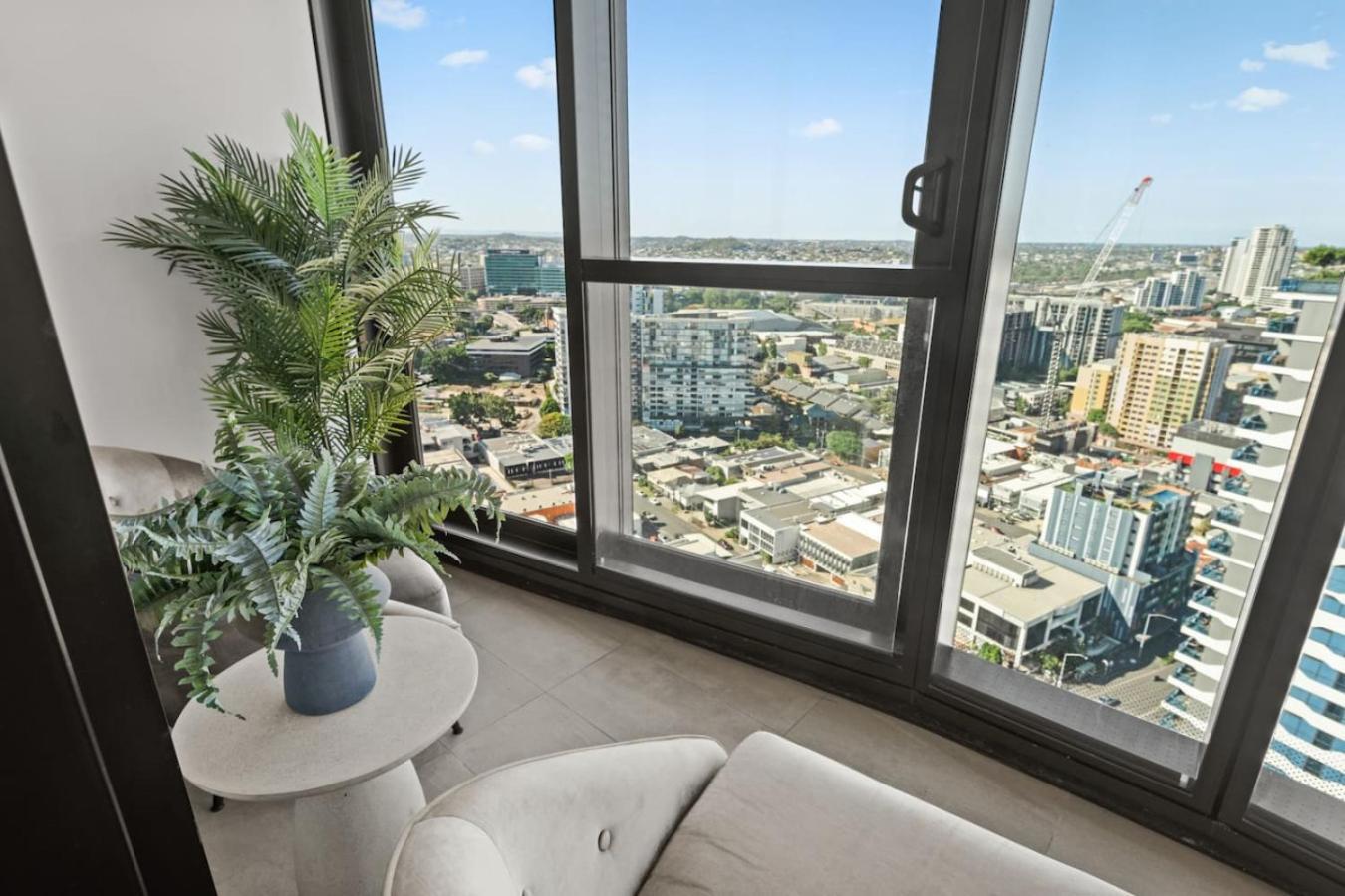 Modern Skyline 3br With Pool Gym And Tub * Brisbane