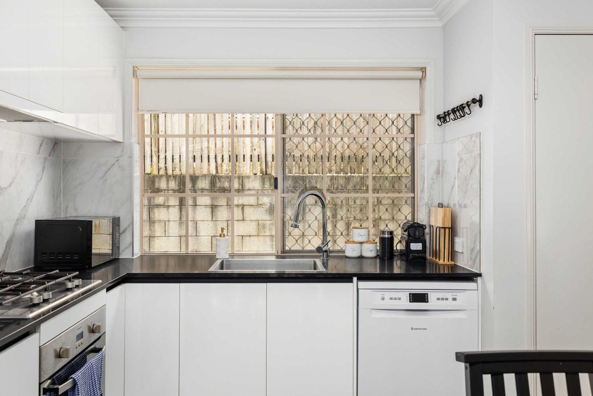 Holiday home Pool & Tennis Court 3br Bright Mt Gravatt Retreat *