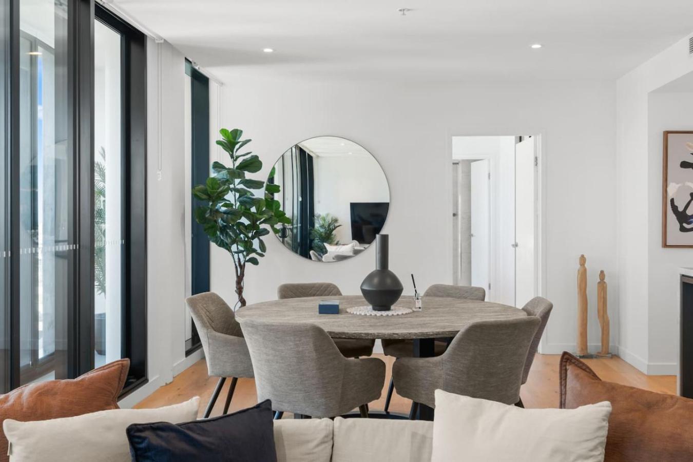 Modern Skyline 3br With Pool Gym And Tub