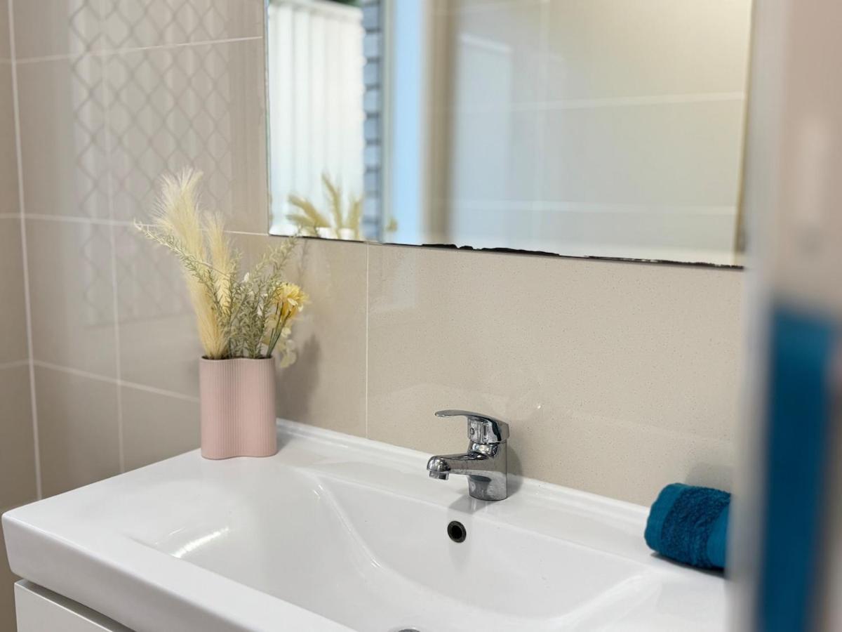 Serene 4br Family Retreat - Near Shops & Highways Holiday home