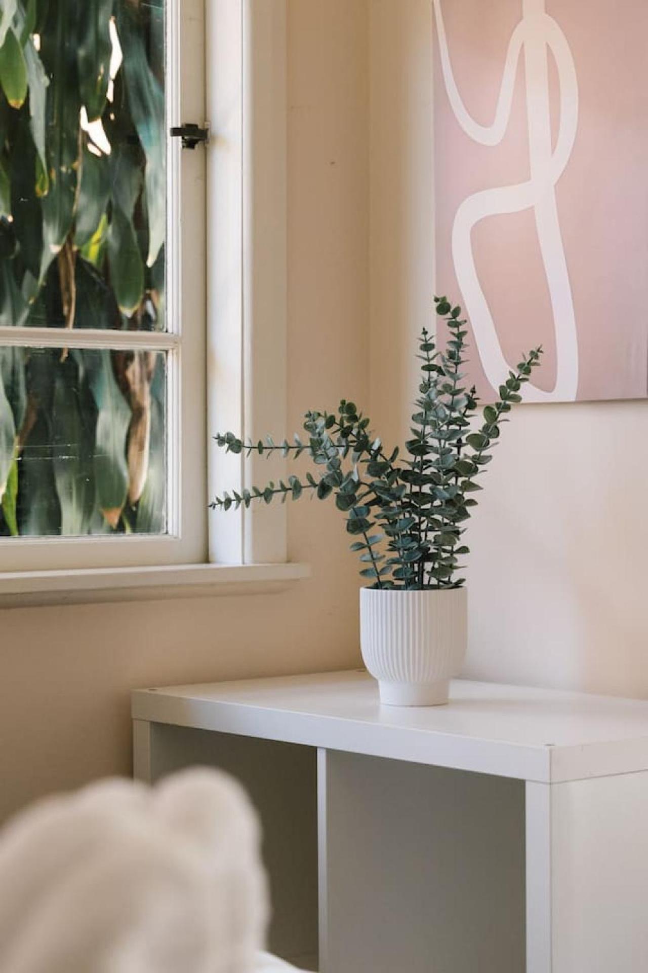 Warm And Cozy Retreat Near Shops And Transport *