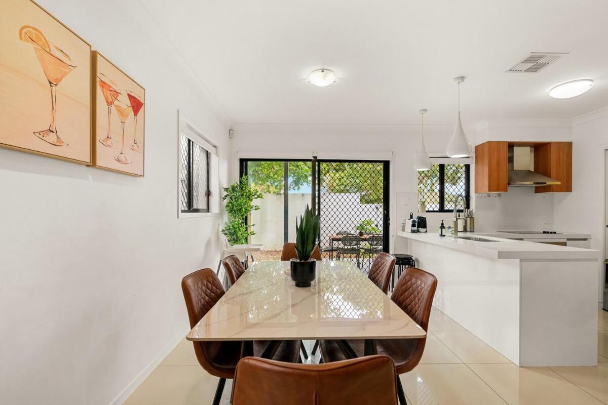 1em Abnb-style 5br, 2 Parking-patio, 5 Mins To Westfield Holiday home