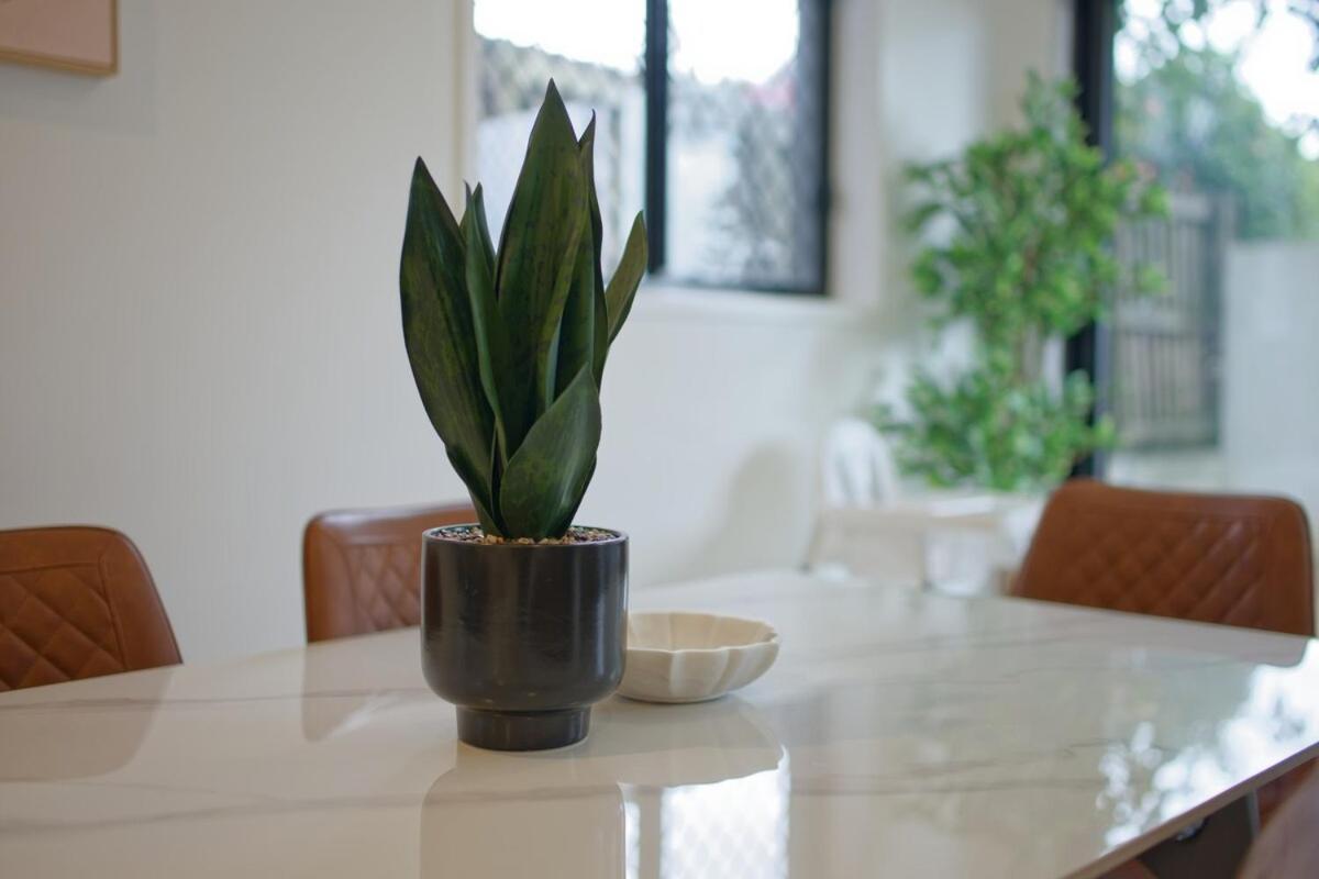 Holiday home 1em Abnb-style 5br, 2 Parking-patio, 5 Mins To Westfield Brisbane