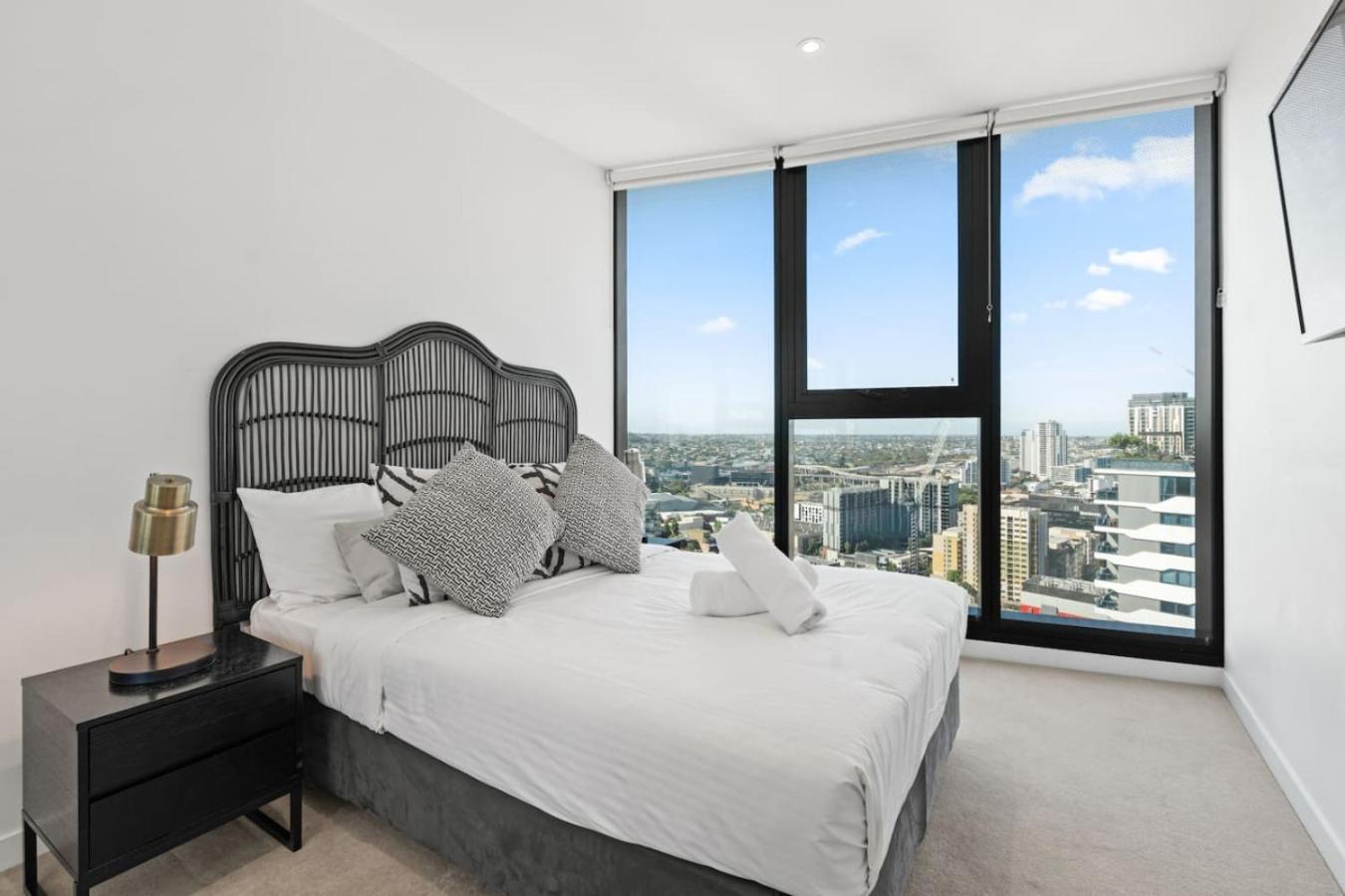 Modern Skyline 3br With Pool Gym And Tub