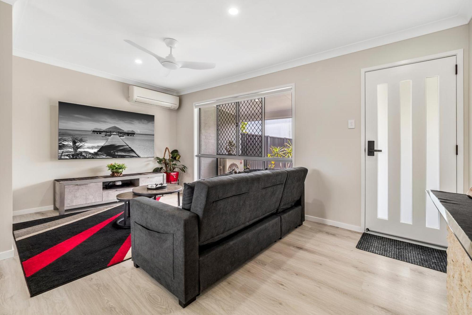 Holiday home 3 Bedroom Fully Renovated Away From