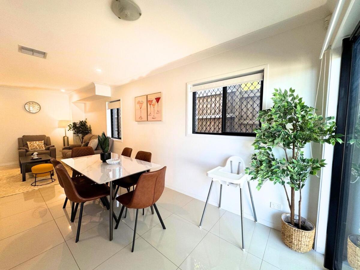 1em Abnb-style 5br, 2 Parking-patio, 5 Mins To Westfield Holiday home *