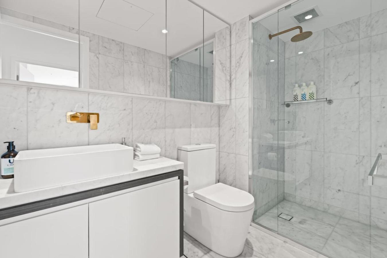 Modern Skyline 3br With Pool Gym And Tub Brisbane