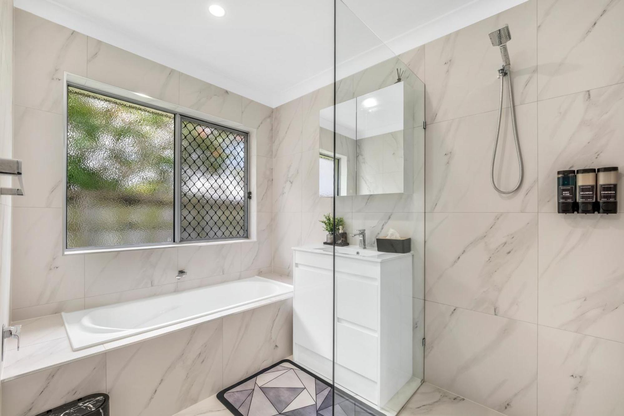 3 Bedroom Fully Renovated Away From * Brisbane