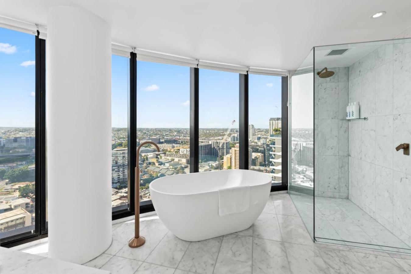 Modern Skyline 3br With Pool Gym And Tub Holiday home *